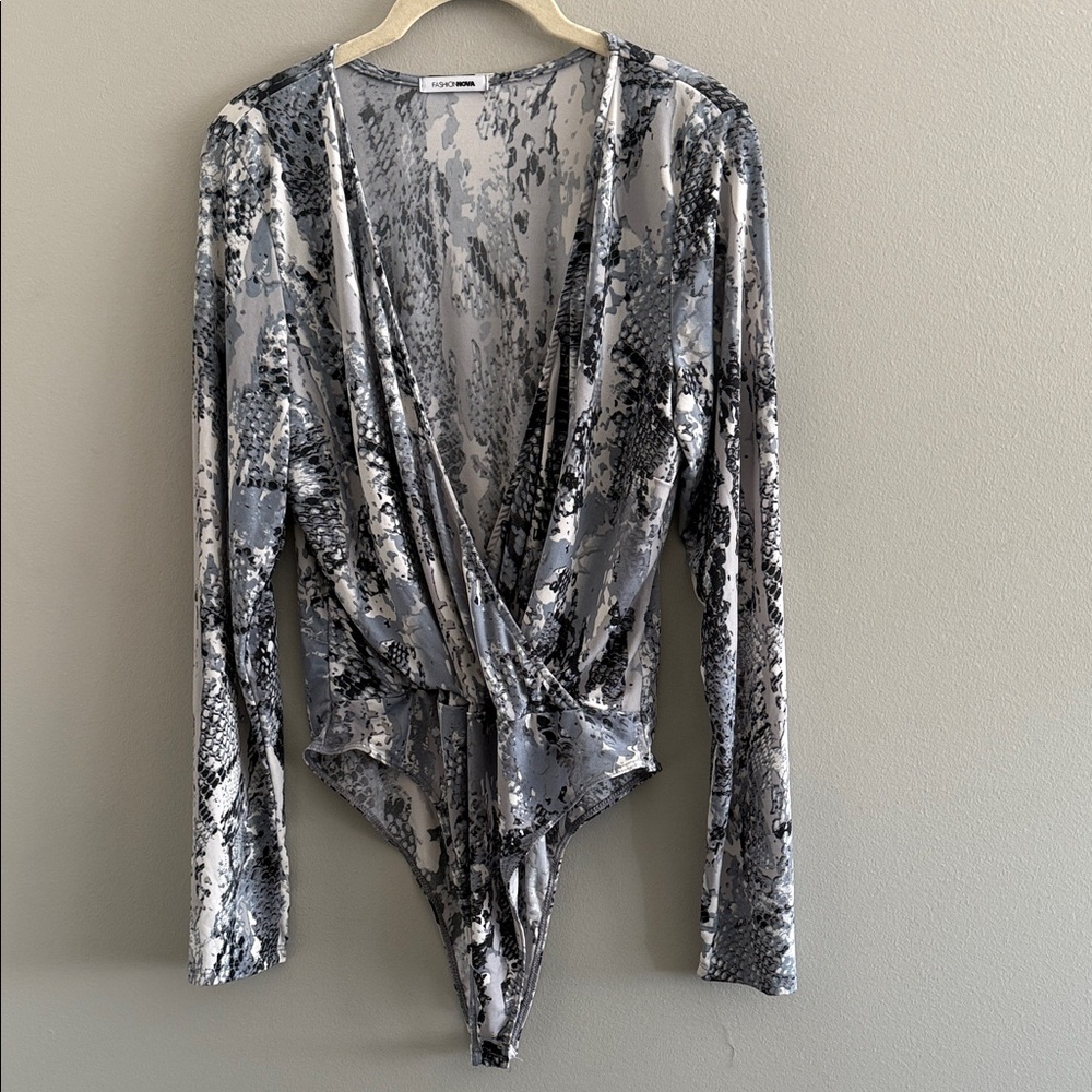 Fashion Nova Monochrome and Blue Snake Print Bodysuit